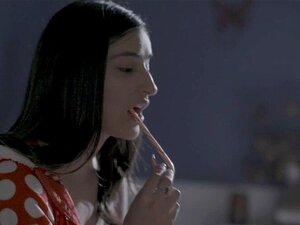 Le Père Noël a baisé la chatte d'Emily dans diverses positions.