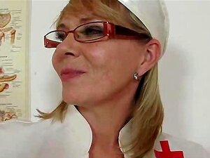 Mesdames impatientes se font baiser avec un gode-ceinture