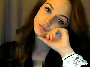 Splendide brune en lingerie séduisante te fait frissonner lors d'une