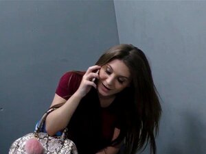 Une mignonne fait une pipe interracial. Une mignonne fait une pipe