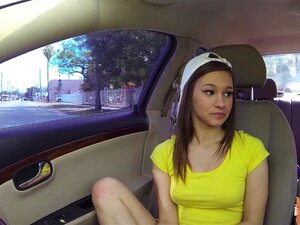 London Smith, une petite auto-stoppeuse chaude et belle, reçoit une