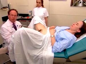 Une vraie vidéo d'examen d'une femme mûre poilue 2. Une vraie vidéo