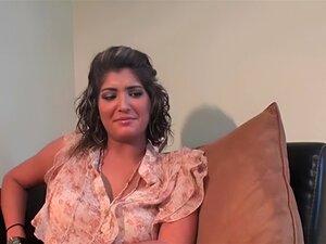 Une Latina aux gros seins adore le doggystyle