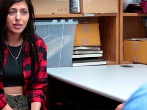 Les flics baisent la douce Audrey Royal. Les flics baisent la mignonne