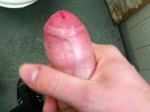 Un mec hétéro se branle au boulot dans les toilettes