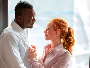 Découvrez l'attrait sensuel de la séduisante rousse Ella Hughes
