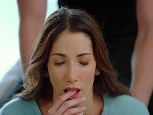 La pute française flexible Clea G. se fait baiser fort et éjacule !
