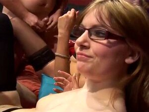 Trois femmes baisées et éjaculées lors d'une orgie. Trois femmes