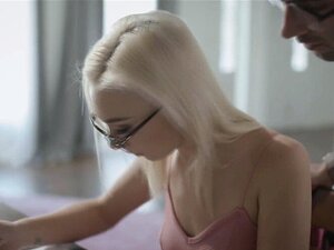 Jake Adams devient un peu délicat avec la mignonne Chloe tout en lui