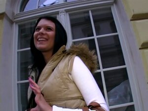 Une nana tatouée aux cheveux noirs de PublicAgent baise un mec à