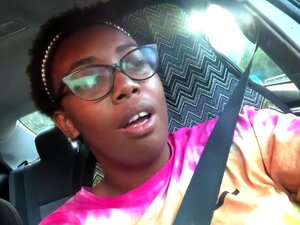 Fey Sinclair discute dans sa voiture