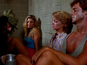 Tracy Scoggins dans Toy Soldiers