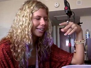 Hippie blonde orgasmique baisée et éjaculée sur le visage