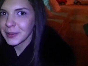 Jeune copine se fait baiser fort dans la cage d'escalier. Ma copine