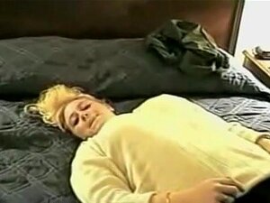 Une femme blonde suce une queue veineuse, un ami à moi qui aime les