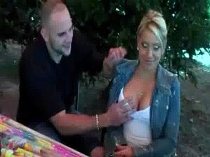 Une mignonne désespérée nue en public et baise pour payer le loyer