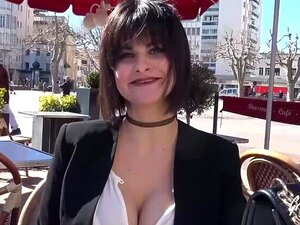 Milana profite de vacances chez sa grand-mère pour se faire baiser