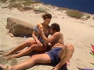 Partouze à quatre sur la plage