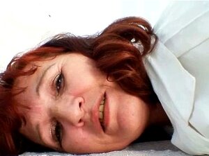 La grand-mère rousse Zita se fait enfoncer le col de l'utérus dans