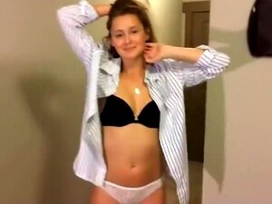 Superbe fille suce et avale, cette adolescente est belle à regarder