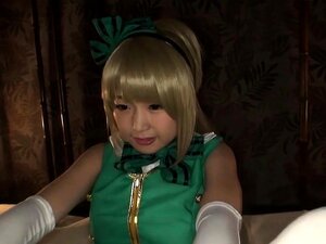 Une mignonne cosplayeuse japonaise se fait baiser la chatte et se fait