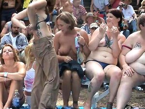 Un groupe de femmes folles se déshabillent et commencent à danser