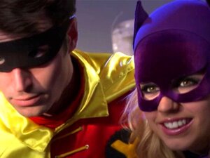 Des nanas suceuses de bites en trio avec un joker. Des nanas suceuses