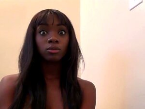 La copine ébène sexy reçoit la surprise de la salle de bain