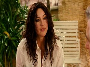 Découvrez le charme irrésistible de Monica Bellucci alors qu'elle