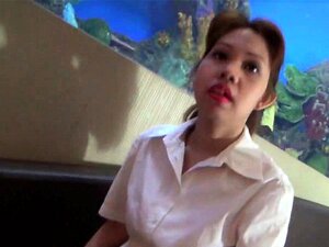Une nympho philippine suce et baise une bite blanche