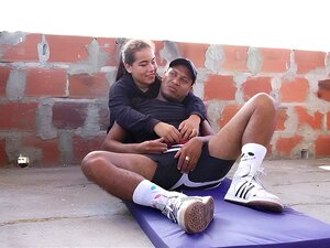 COMME C'EST AGRÉABLE DE BAISER À L'EXTÉRIEUR AVEC MON PETIT AMI