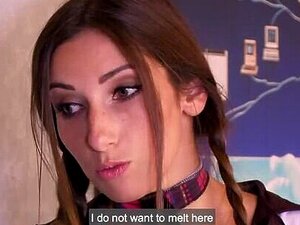 Une étudiante française se fait percer le cul par son concierge et