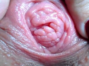 Ses bâillements et orgasmes la font ouvrir la bouche bien grand pour