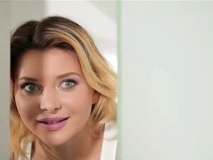 Une salope ébène perce une petite bombe jusqu'à l'épuisement. Le