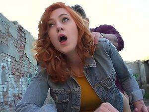 Une Serveuse Rousse Sexy Se Fait Baiser Publiquement et Souffle Pour