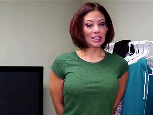 Superbe milf amateur se branlant la bite. Magnifique milf amateur se