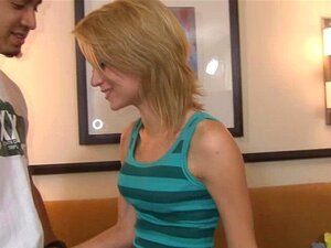 Disgrâce, cette salope se fait baiser brutalement au revoir. Cette