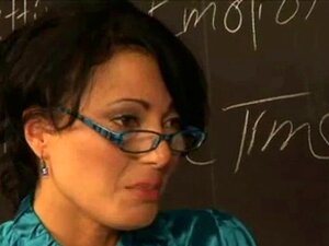 Regardez ces enseignantes séduisantes se livrer à une séance de