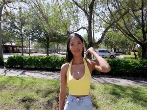 Eden West trait la queue avec sa chatte gourmande