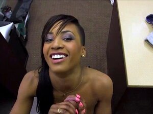 Une jolie nana noire désespérée se fait branler et baiser pour de