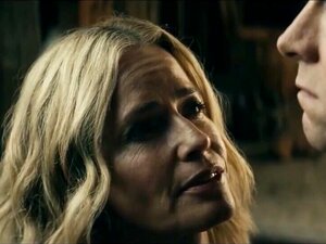 Elisabeth attrape des couilles et serre pour le plaisir de Superhero -