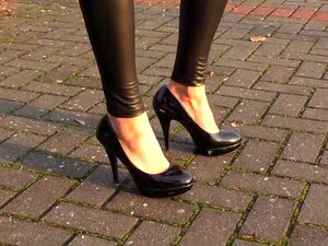 Mignonne en train de s'exhiber avec son legging,