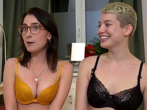 Des filles allemandes jouent avec des plugs anaux