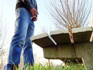 uriner contre un banc