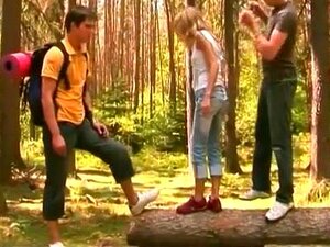 Elle se fait baiser pour un MMF Bisex dans les bois !!!. Elle veut