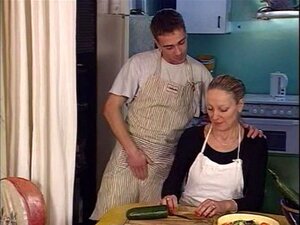 Un mec frais baise deux vieilles nanas dans le cul