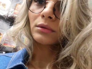 Marcher nu au supermarché - Exhibition risquée en public