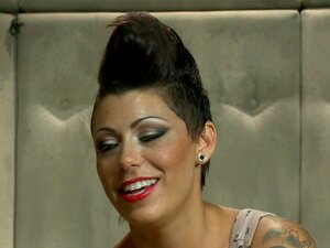 La star de Reality TV aux gros seins se fait baiser le cul en public,