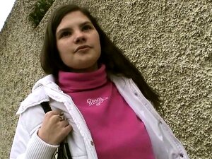 Cette mignonne brune chaude frappe Torbe dans la rue