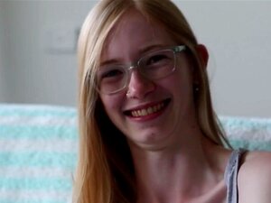 Ersties : La petite timide nous donne le voyage chaud de son corps